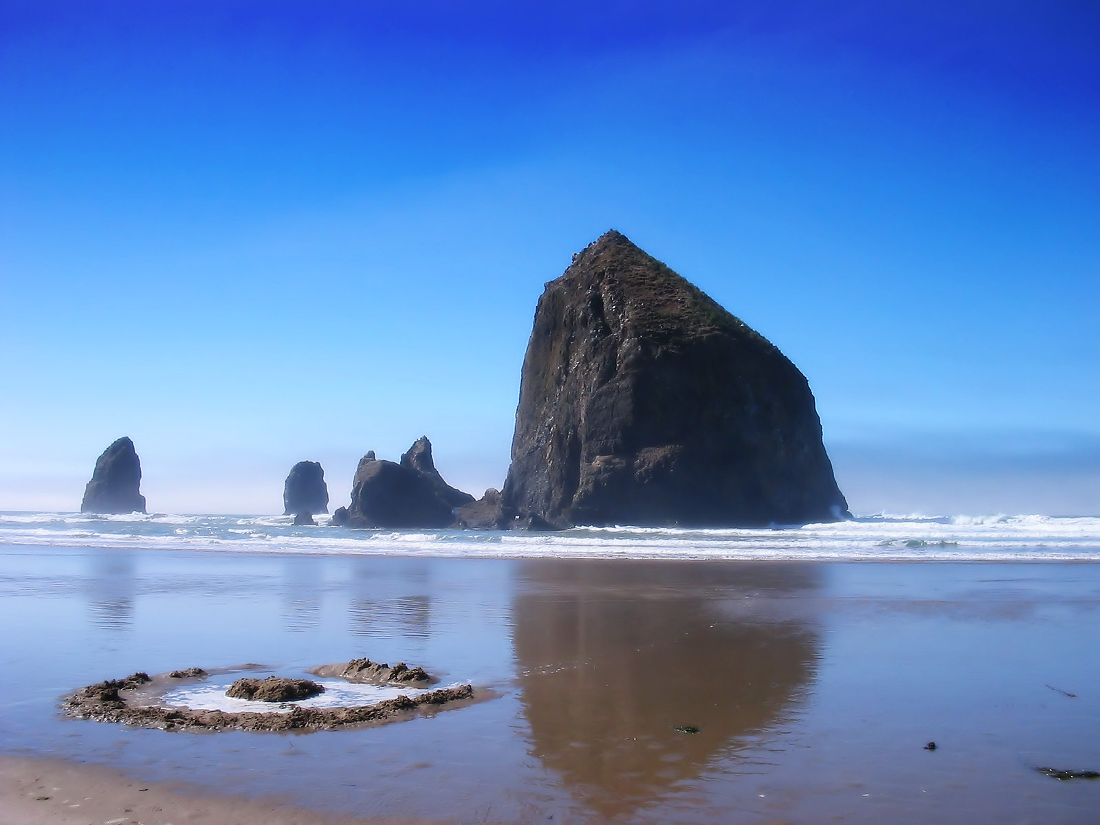 Beautiful Image of Nature, Haystack Rock Under the Blue Sky, the Peaceful Sea 1600X1200 free wallpaper download