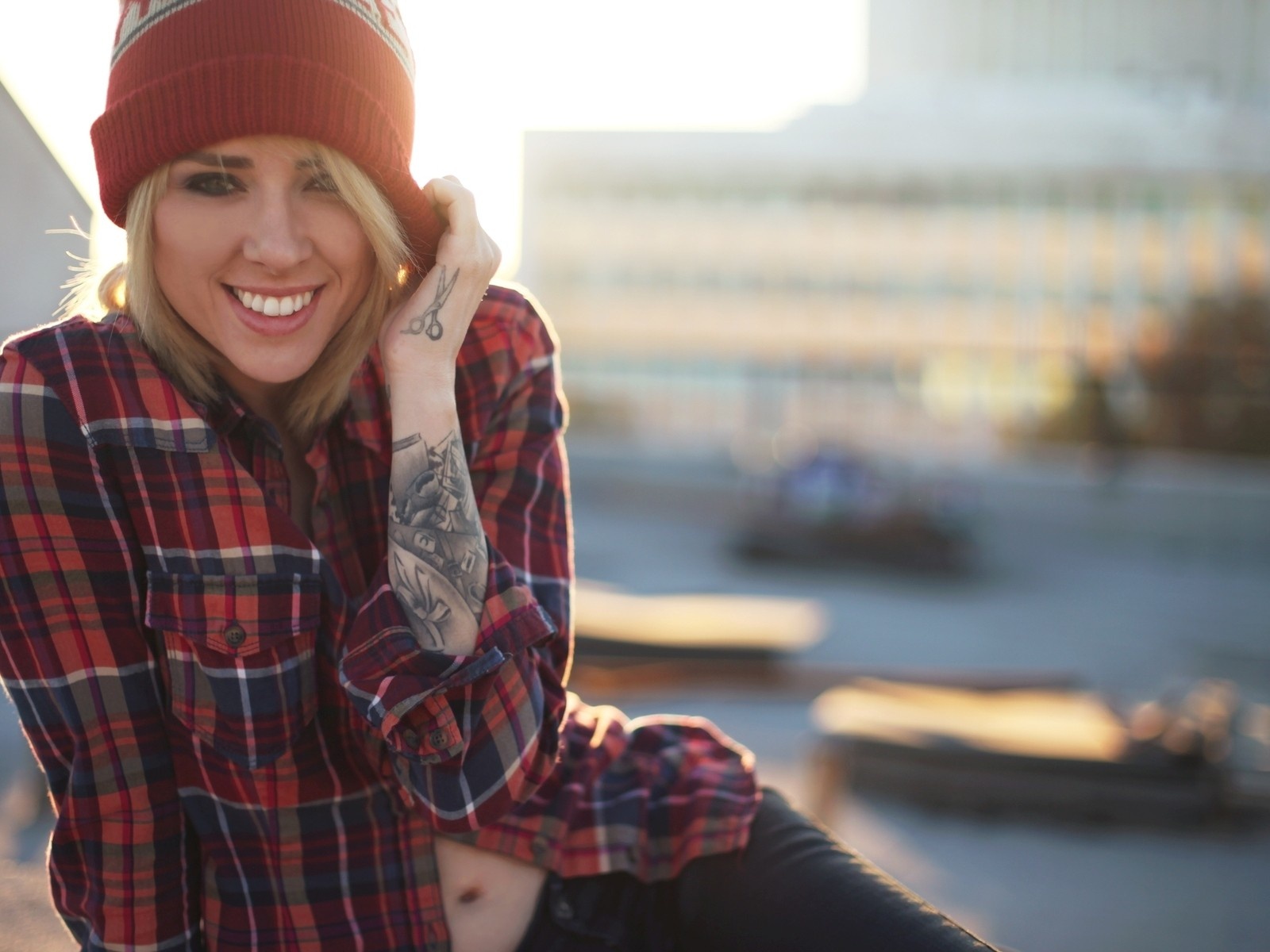 Beautiful TV & Movies Post, Alysha Nett Smiling, Sunlight on Her, Both Are Bright and Warm 1600X1200 free wallpaper download
