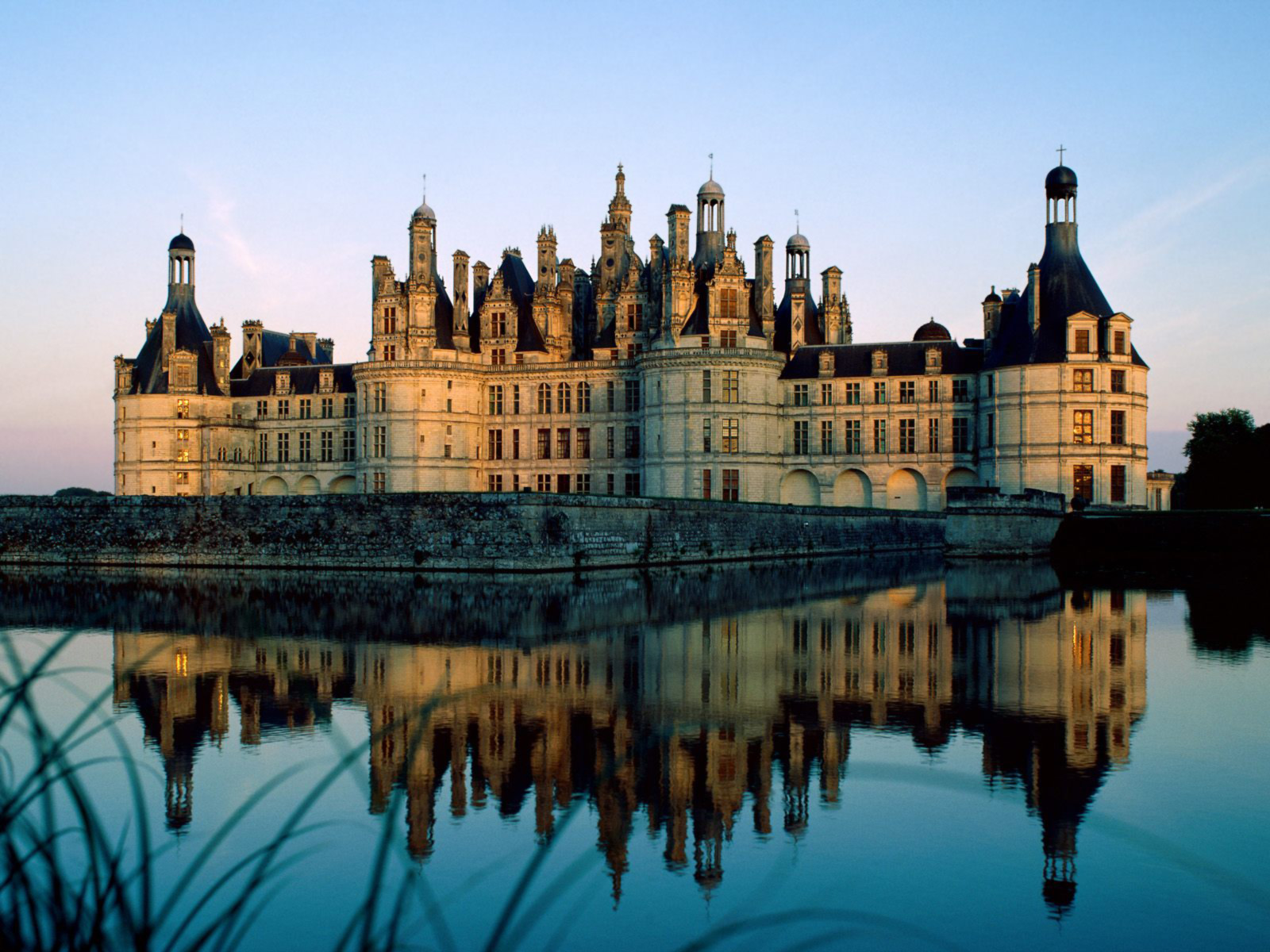 Chateau De Chambord France Post In Pixel Of 1600 10 Tall Buildings Fully Reflected In Clear Sea Naughty Ripples Are Around Hd Natural Scenery Wallpaper Free Wallpaper World