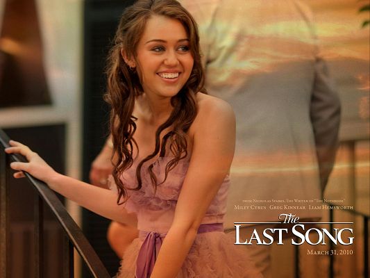 2010 The Last Song Movie Post in 1600x1200 Pixel, Girl Smiling and Slowly Turning Around, She is in Great Mood and Pleases Others - TV & Movies Post