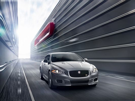 click to free download the wallpaper--2014 Jaguar XJR Car, Gray Super Car in the Run, Magnificent Look