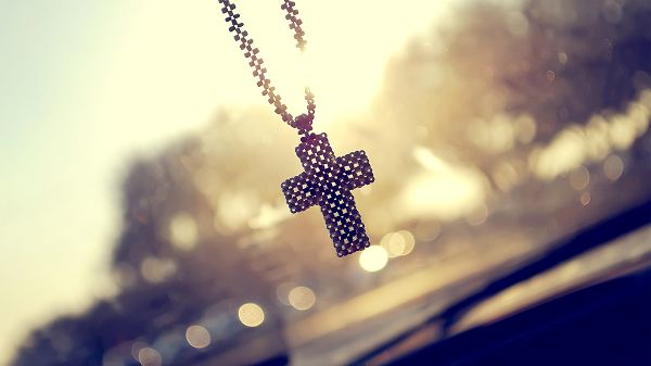click to free download the wallpaper--A Hung Cross, Warm and Bright Lights Are Generated, Pray to It, and You'll Gain Great Luck - HD Natural Scenery Wallpaper