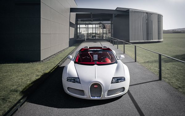 click to free download the wallpaper--A White Buggati Veyron in the Stop, Wherever It is, It is the Attraction, What a Good-Looking and Amazing Car! - HD Cars Wallpaper