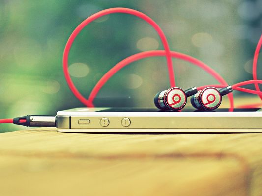 click to free download the wallpaper--Amazing Digital Devices Image, iPhone 4s Beats Headphones, Clean Mere Background