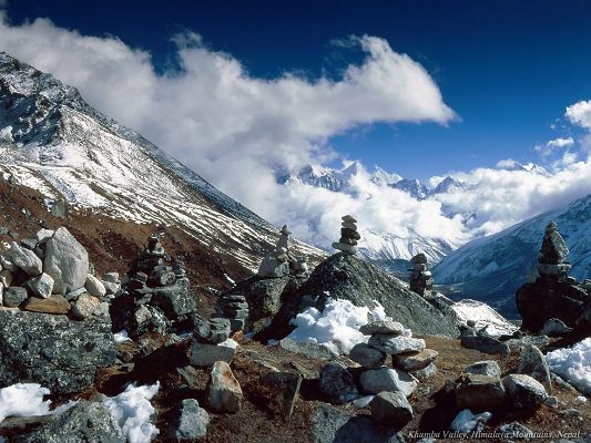 click to free download the wallpaper--Amazing Landscape of the World, Khumbu Valley, Tall and Magnificent, Reaching the Sky 