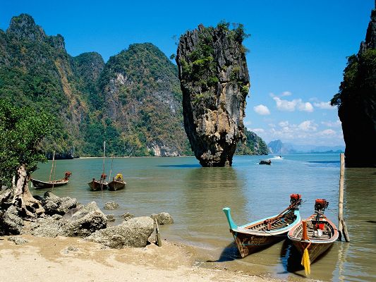 click to free download the wallpaper--Amazing Nature Landscape, Phang-Nga Bay, Boats by the Beach Side, a High Mountain in the Middle