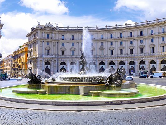 click to free download the wallpaper--Amazing Nature Landscape of the World, Rome Square, a Clean and Comfortable Place