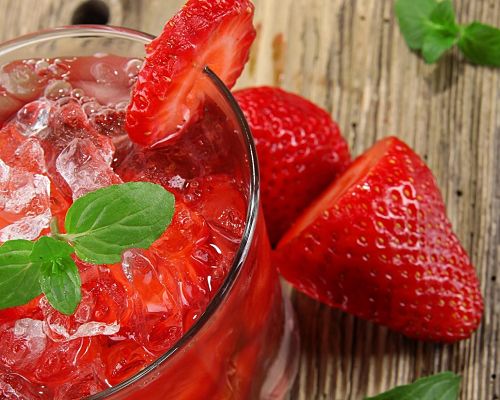 click to free download the wallpaper--Amazing Pic of Fruits, Strawberry Cocktail, Can't Resist Its Temptation