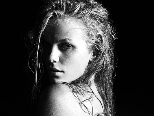 click to free download the wallpaper--Amazing TV Shows Posts, Brooklyn Decker in Wet Hair, Black and White Style, Impressive Look