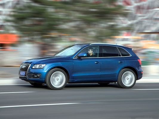 click to free download the wallpaper--Audi Cars Wallpaper, Blue Audi Q5 Quattro Car in the Run, Dizzy Scene Alongside