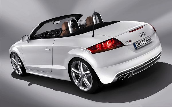 click to free download the wallpaper--Audi TT Cars Wallpaper, White Super Car in Stop, Dark Shadow