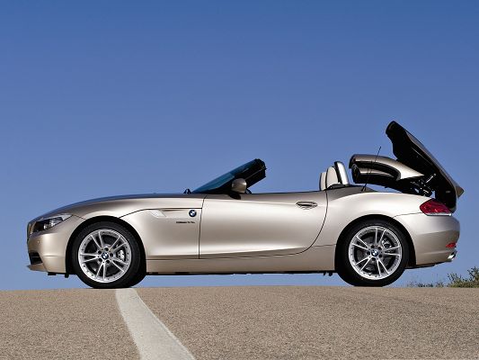 click to free download the wallpaper--BMW Z4 Car as Wallpaper, Silver Super Car, Seems Lifted Up, Can Fly Up at Any Time
