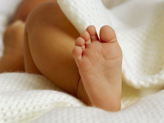 click to free download the wallpaper--Baby Foot Portrait, Cute Baby with Soft Feet, Can't Help Touching
