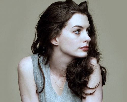 click to free download the wallpaper--Beautiful Actresses Photo, Anne Hathaway Deep in Her Thought, Don't Disturb Her, Just Enjoy!