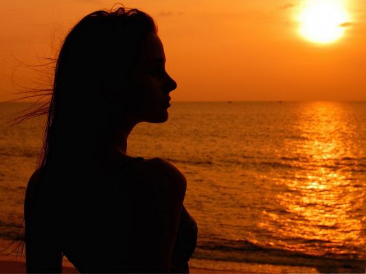 click to free download the wallpaper--Beautiful Girl Photos, Nice Girl at the Setting Sun, the Golden Sea