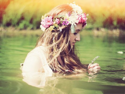 click to free download the wallpaper--Beautiful Girl Photos, Taking a Bath in the River, Garland on the Head