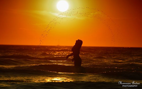 click to free download the wallpaper--Beautiful Girls Image, Girl in Bikini, Playing in the Sea, Golden Water