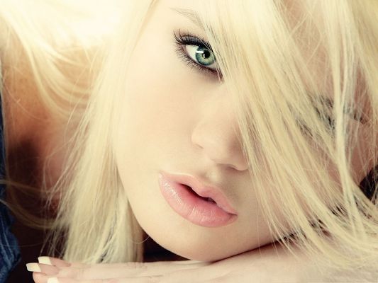 click to free download the wallpaper--Beautiful Girls Picture, Blond Hair and Green Eyeballs, Nice and Great in Look