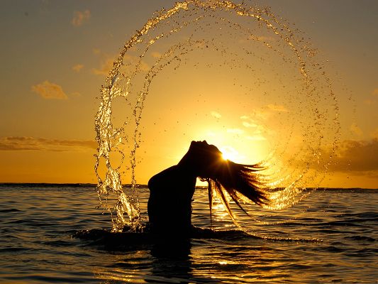 click to free download the wallpaper--Beautiful Girls Picture, Playing in Water, Golden Droplets Around Her