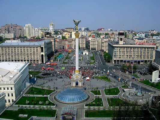 click to free download the wallpaper--Beautiful Images of Landscape, Kiev Square, Crowded People and Buildings, the Blue Sky