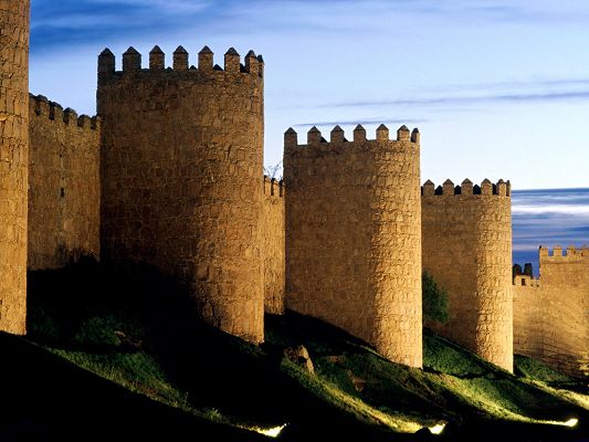 click to free download the wallpaper--Beautiful Scenery of the World, Avila Castle in the Stand, the Blue Sky, an Incredible Picture
