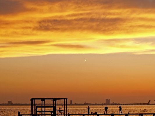 click to free download the wallpaper--Beautiful Scenes of Nature, the Peaceful Sea Under the Golden Sky, the Setting Sun