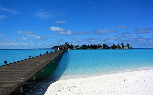 click to free download the wallpaper--Blue and Cloudless Sky in Maldives, With Clear and Pure Water, It is Such a Romantic and Lovely Place of Interest - Natural Scenery Wallpaper
