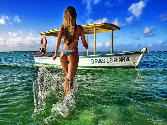 click to free download the wallpaper--Brazilian Girl Image, Beautiful Girl Playing in the Sea, Healthy Skin Color