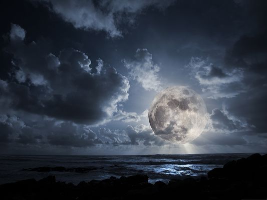 click to free download the wallpaper--Computer Wallpapers Free, Fantastic Moon, Generating Light on the Sea