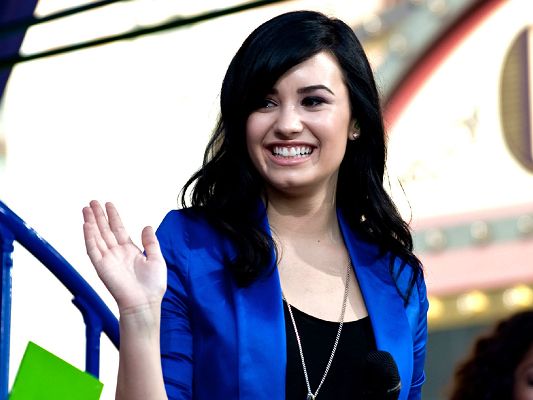 Demi Lovato HD Post Available in 1600x1200 Pixel, a Politician-Like Professional Lady, She Smiles to Perfection - TV & Movies Post