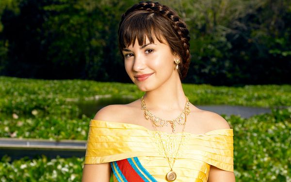 click to free download the wallpaper--Demi Lovato HD Post in Pixel of 1920x1200, Lady in Yellow Dress and Smiling Facial Expression, She Must be Sweet and Kind - TV & Movies Post