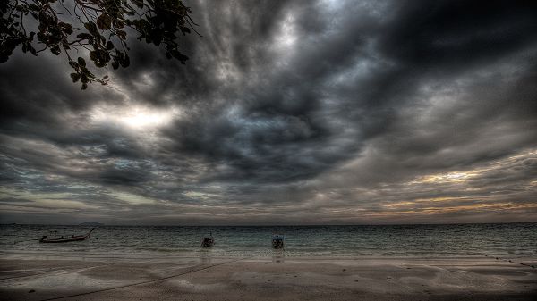 click to free download the wallpaper--Depressing Beach Scenes - The Dark and Depressing Sky, the Boiling Sea, Combine an Incredible Scene
