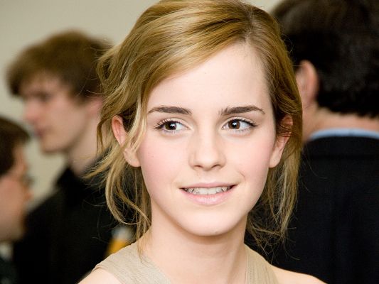 Emma Watson Angel Smile Post in 1920x1440 Pixel, She is Showing the Typical Good Smile, Pure and Innocent, Strike a Deep Impression - TV & Movies Post