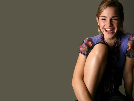 click to free download the wallpaper--Emma Watson HD Post in Pixel of 2560x1920, Girl with Nothing to be Concerned about, Her Open Smile Will be Infectious - TV & Movies Post