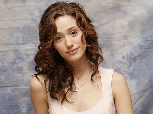 click to free download the wallpaper--Emmy Rossum HD Post in 1920x1440 Pixel, Young Lady with Snowy White Skin, Smiling Facial Expression, Shall be Quite a Fit - TV & Movies Post