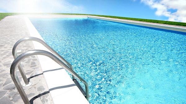 click to free download the wallpaper--Extremely Clear and Blue Swimming Pool, is Dancing with a Certain Melody, Can You Wait to Step into It? - HD Natural Scenery Wallpaper