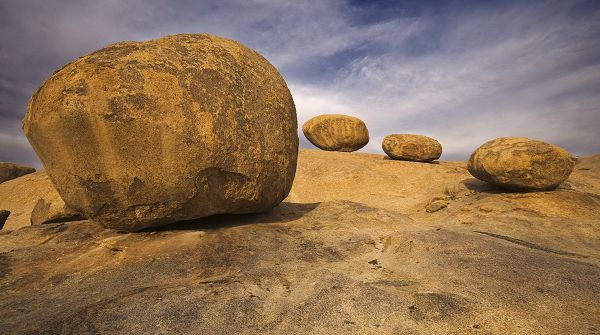 click to free download the wallpaper--Free Download Natural Scenery Picture - Four Stones in Different Sizes, Under the Blue Sky, Everything is Simplified
