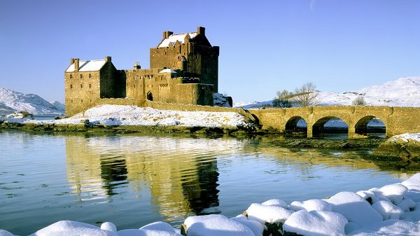 click to free download the wallpaper--Free Download Natural Scenery Picture - Snow-Capped Castle and Mountains, the Clear Sea, Looking Great Together