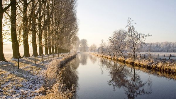 Free Download Natural Scenery Picture - Snow-Covered Earth, a Wide and Unclear River in the Middle, What a Scene!