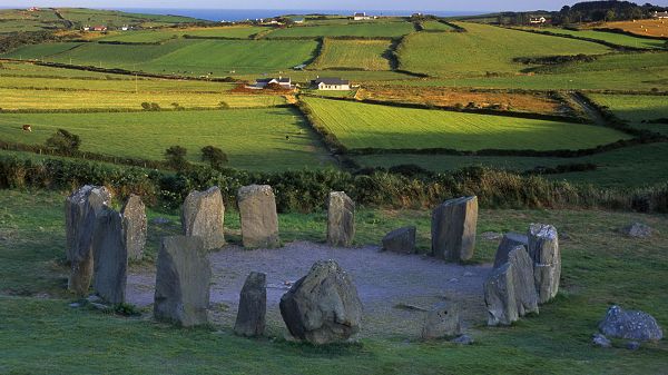 click to free download the wallpaper--Free Download Natural Scenery Picture - Stones in Various Sizes and Shapes, Making a Circle, a Field of Wheats