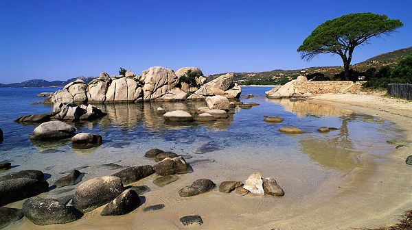 click to free download the wallpaper--Free Download Natural Scenery Picture - The Blue and Clear Sea, a Guest-Greeting Pine by the Side, Stones All Over 