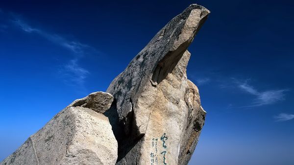 click to free download the wallpaper--Free Download Natural Scenery Picture - The Blue and Cloudless Sky, a Stone in Stand, It Seem Sacred
