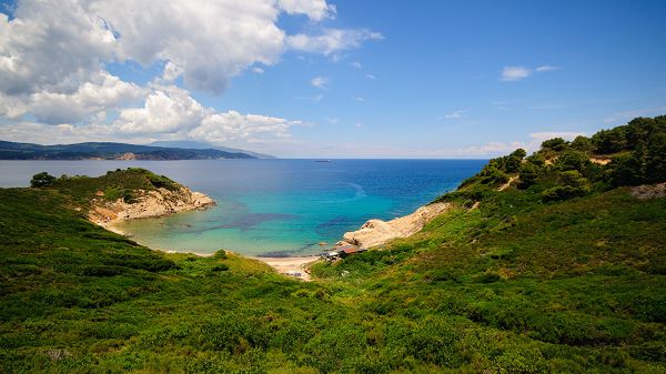 click to free download the wallpaper--Free Download Natural Scenery Picture - The Blue and Peaceful Sea, the Sky is Light Blue, Combine a Great Scene