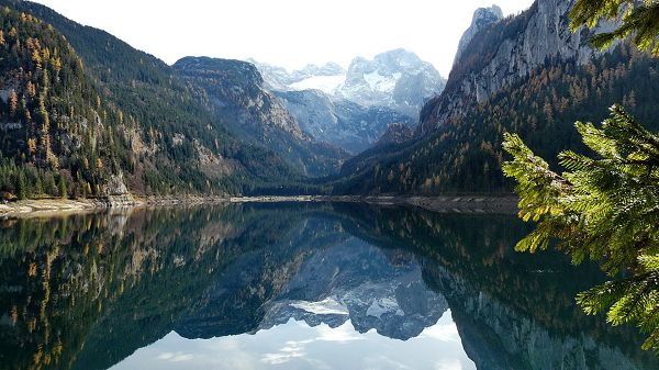 click to free download the wallpaper--Free Download Natural Scenery Picture - The Clean and Mirror-Like Sea, See Clearly the Shadows of Green Plants and High Mountains