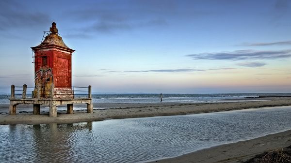 click to free download the wallpaper--Free Download Natural Scenery Picture - The Peaceful Sea, a Red Lightning House in the Middle, Comfortable Living