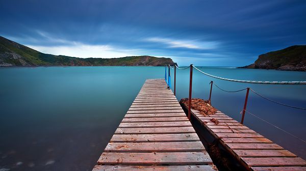 click to free download the wallpaper--Free Download Natural Scenery Picture - The Peaceful and Mirror-Like Sea, Clean Stairs, See No End of the Sea