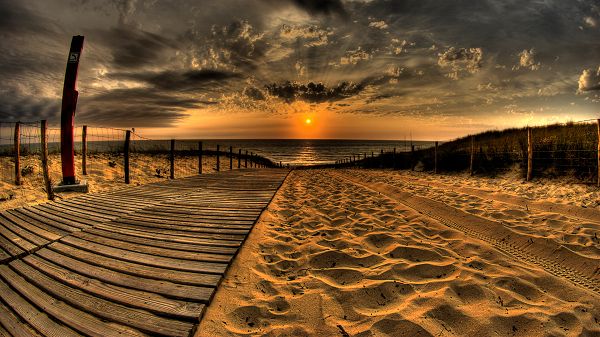 click to free download the wallpaper--Free Download Natural Scenery Picture - Yellow Sand Under the Setting Sun, the Dark Sky, a Depressing Scene