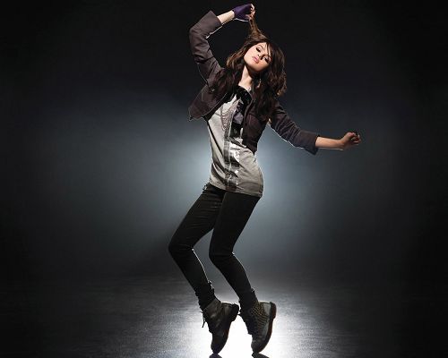 Free Download TV & Movies Post - Selena Gomez Dancing, Her Look and Pose Make Her Live in Spotlight
