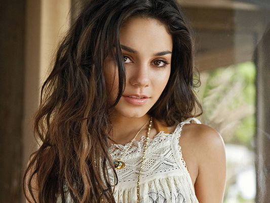 click to free download the wallpaper--Free Download TV & Movies Post of Vanessa Anne Hudgens, Showing What a Natural Beauty is Like