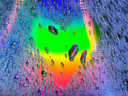 click to free download the wallpaper--Free Romantic Wallpaper, Colorful Waterdrops Making a Heart Shape
